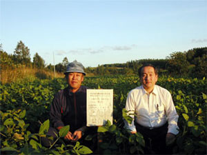 9月13日(水)　大豆畑(左：佐藤さん　右：私)