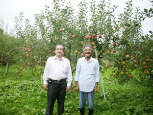 りんご畑(左：私　右：木村さん)