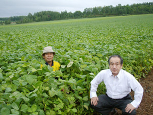 大豆畑(左：佐藤さん　右：私)